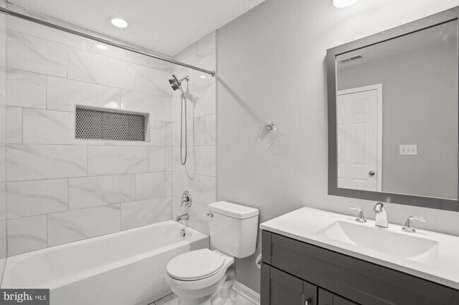 Building Photo - 283 Shorewood Dr