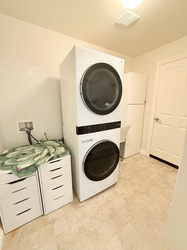 Building Photo - Spacious 5 Bedroom Home with A/C, Den, Waterfall in Prime Kenmore Cul-de-Sac