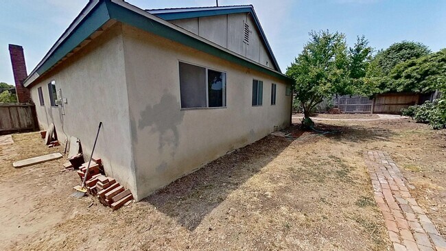Building Photo - 4 Bedroom/2 Bathroom house in Goleta