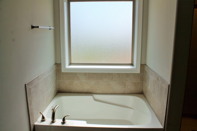 Building Photo - 264 Azalea Dr