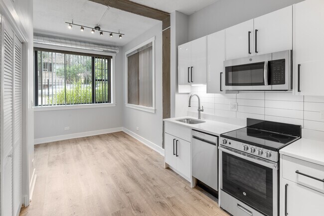 Building Photo - 7645 N Sheridan Rd