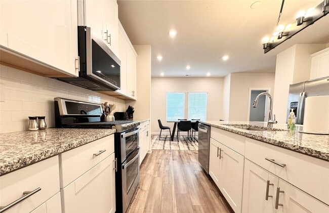 Building Photo - Enchanting 3-Story Single Home  | 4 BR/3.5BA | 2-Car Garage |In City Park Community!