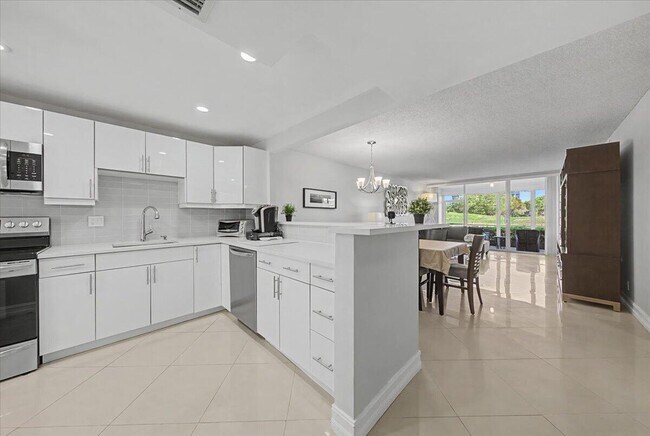 Building Photo - 2701 S Palm Aire Dr