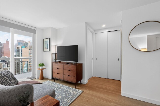 Building Photo - 68 W 37th St