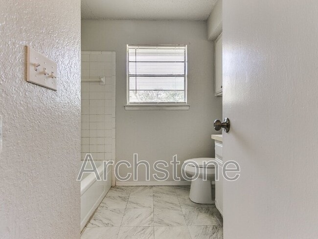 Building Photo - 8814 NE 13th St