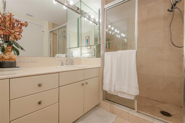 Building Photo - 2000 Island Blvd