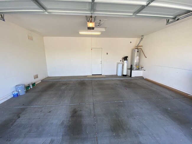 Building Photo - 2 Week Free Rent - Chandler Gem!