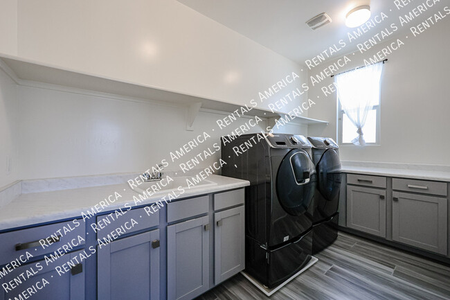 Building Photo - 3090 S Jasmine Dr