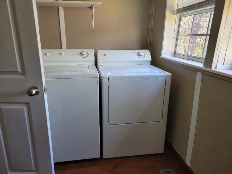 Building Photo - 895 W Schmitt Rd