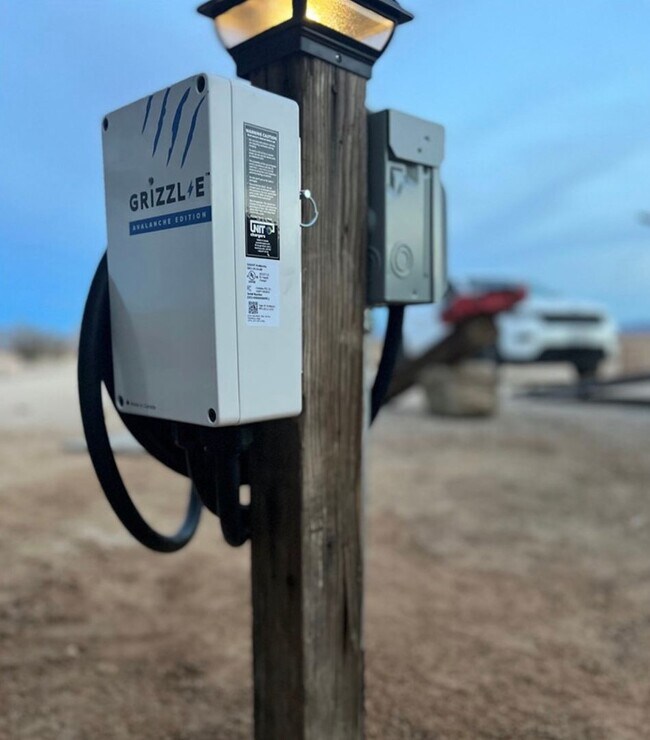 Building Photo - Desert Oasis Home on 5 Acres with Spa & EV - Price includes move in special