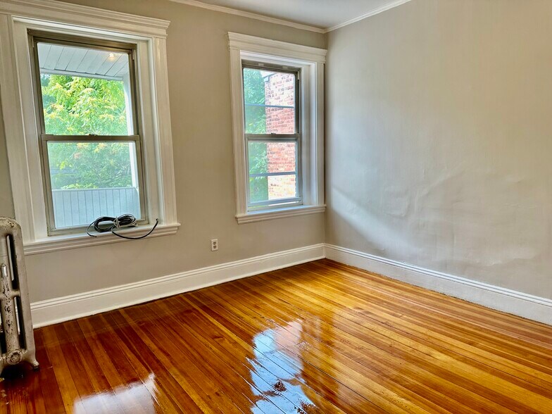 Building Photo - 10 Strathmore Rd