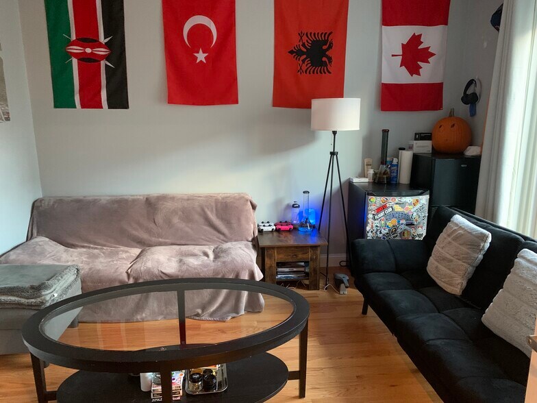 Building Photo - 186 Kelton St