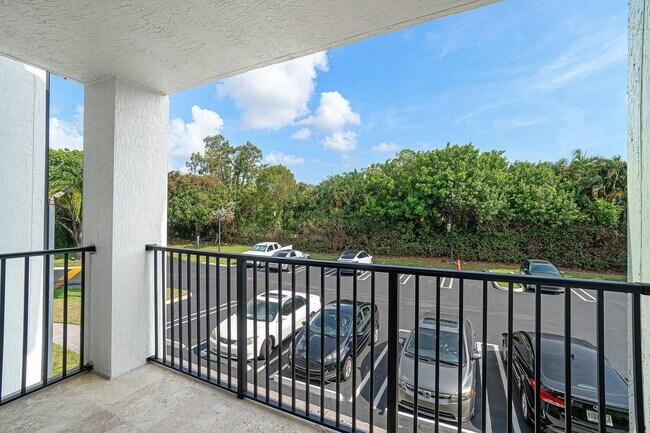 Building Photo - 1013 Villa Cir