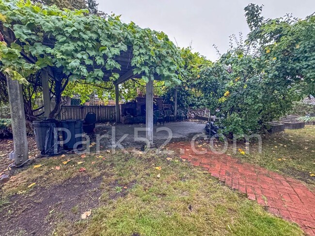 Building Photo - 9024-9024 Waverly Dr SW