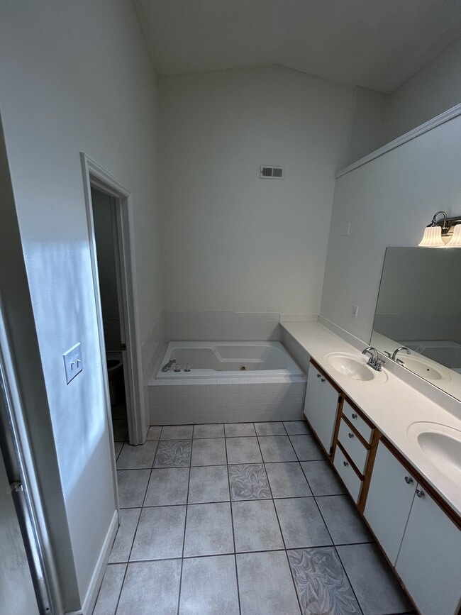 Building Photo - 104 Breezewood Dr