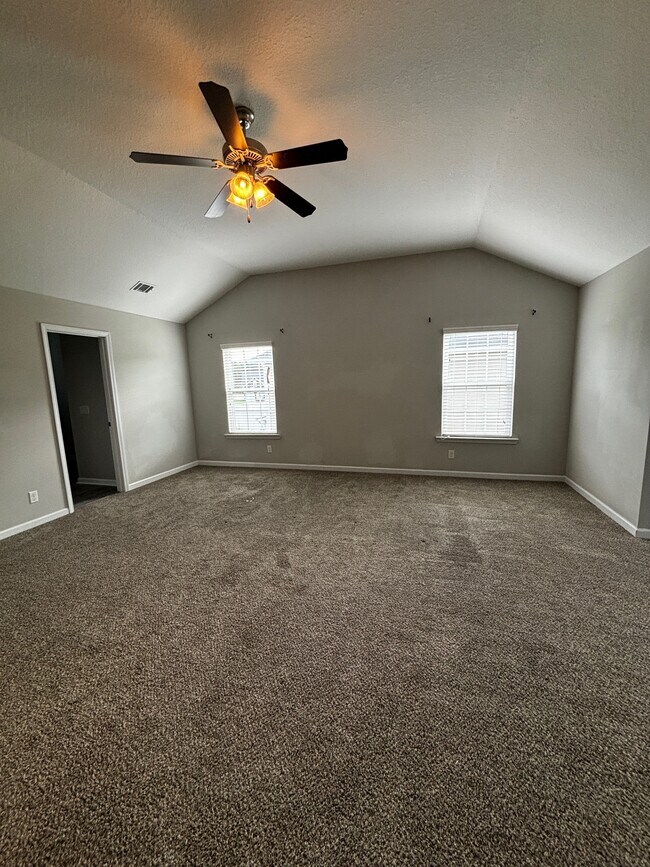 Building Photo - 653 Red Oak Ln