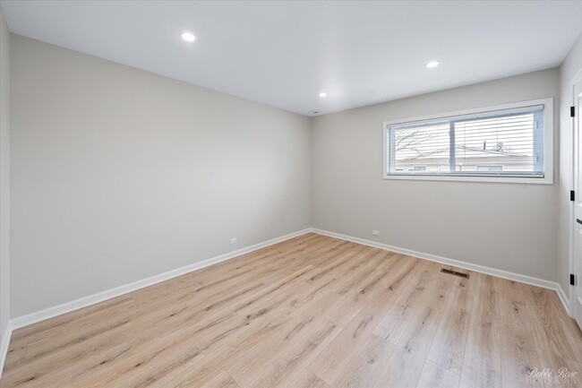 Building Photo - 226 N Waterford Dr
