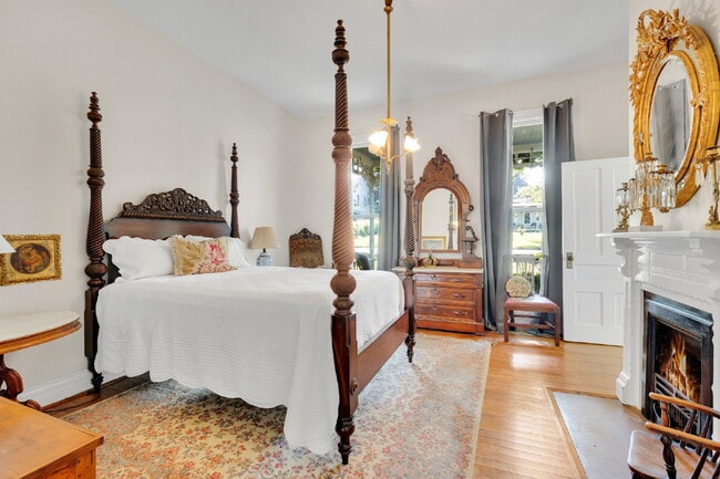 Building Photo - Beautiful Furnished 3 Bedroom Home in Historic District
