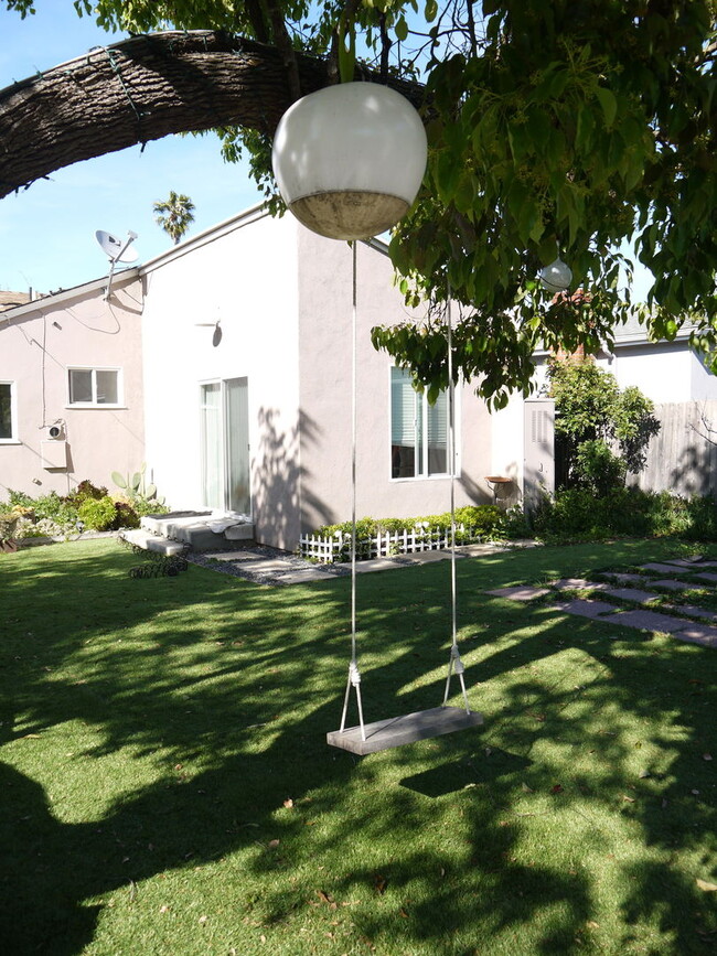 Building Photo - 3bed/1bath  house with PARKING, large back...
