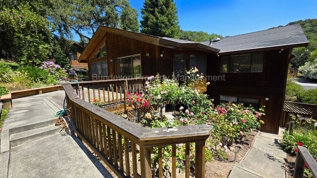 Building Photo - 5 Oak Forest Rd