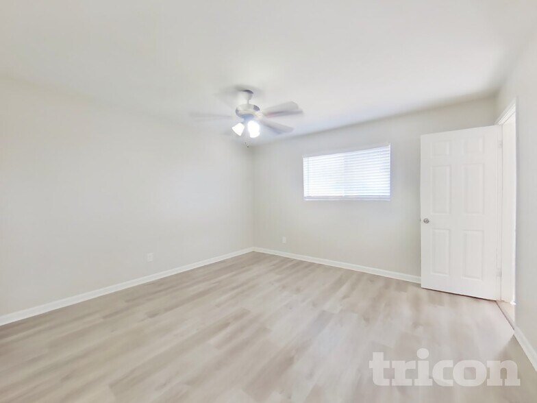 Building Photo - 9215 N 39th Dr