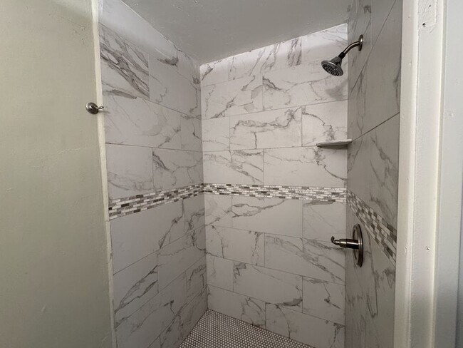 Building Photo - 5 Bedroom Near GCU