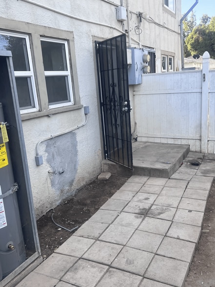 Building Photo - 967 N White Ave