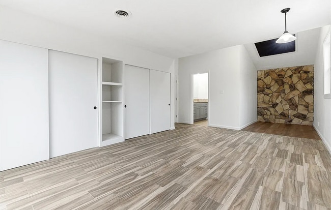 Building Photo - 179 W Hazelwood Dr