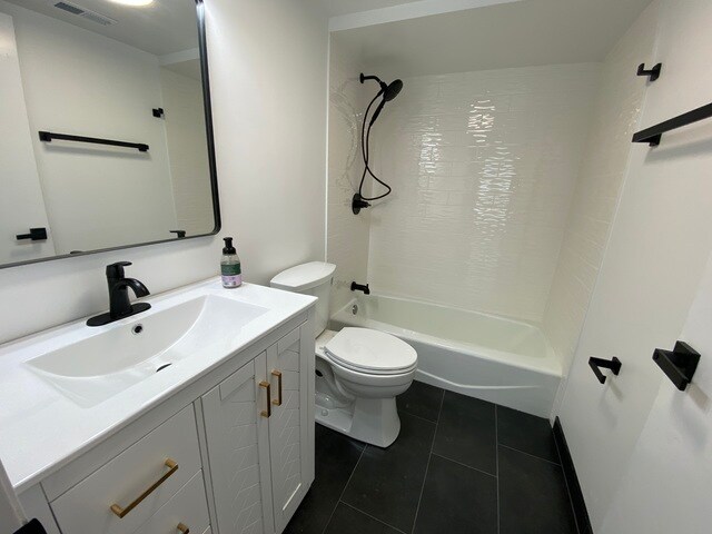 Building Photo - 1455 W Fullerton Ave