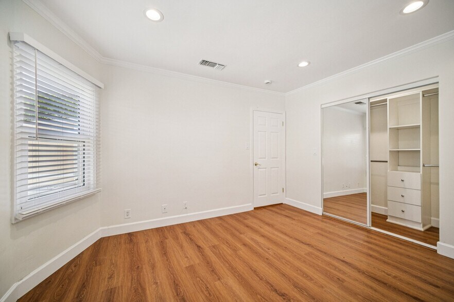 Building Photo - 1100 N Isabel St