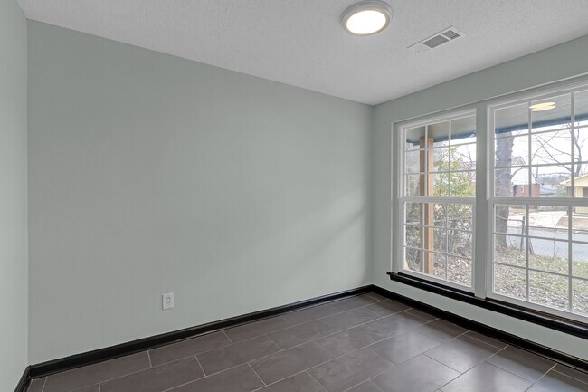 Building Photo - 2392 Zanone Ave