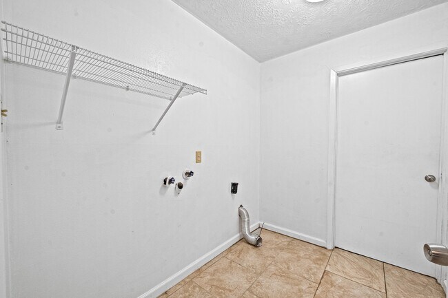 Building Photo - 11111 Longcommon Dr