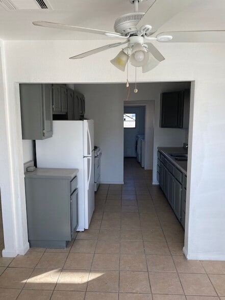 Building Photo - 2438 W Washington St