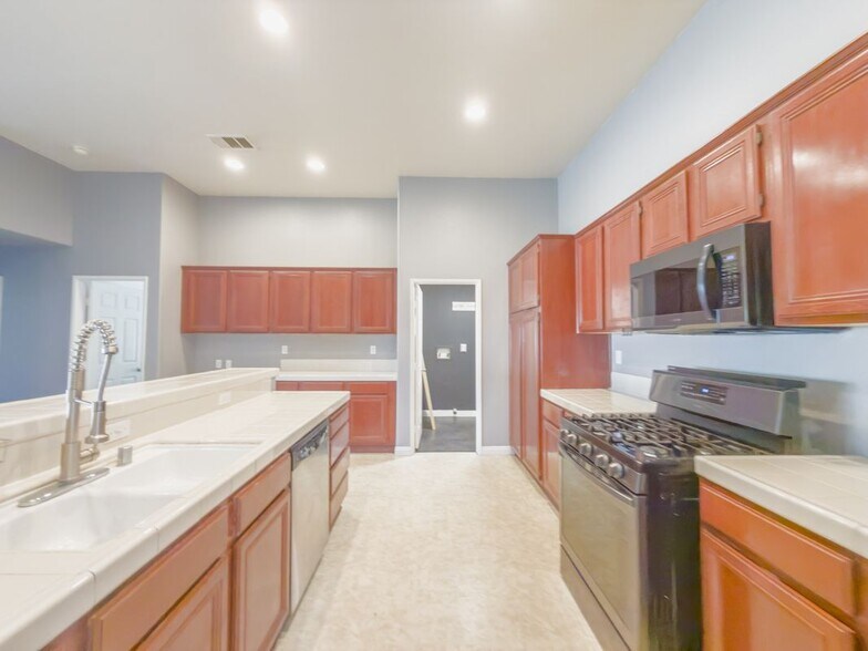 Building Photo - 8959 Wedgewood Ct