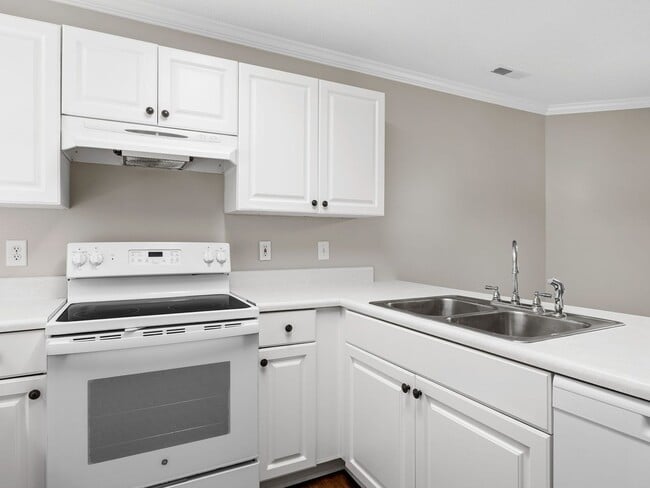 Building Photo - Freshly Renovated 2 BR, 2.5 BA Townhome Mi...