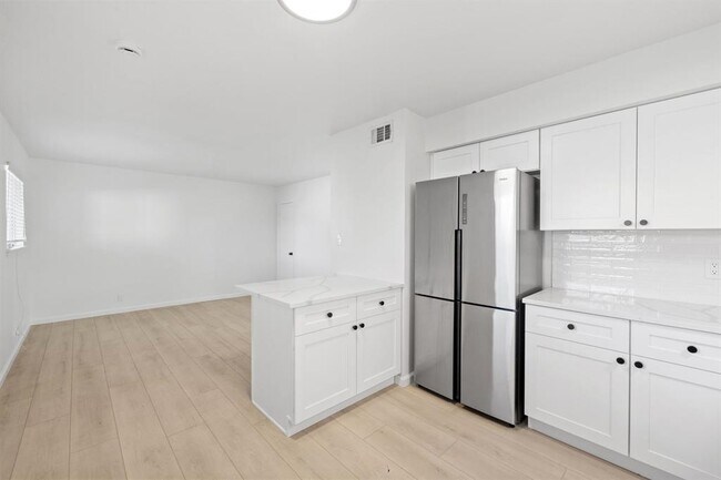 Building Photo - 806 E 13th St