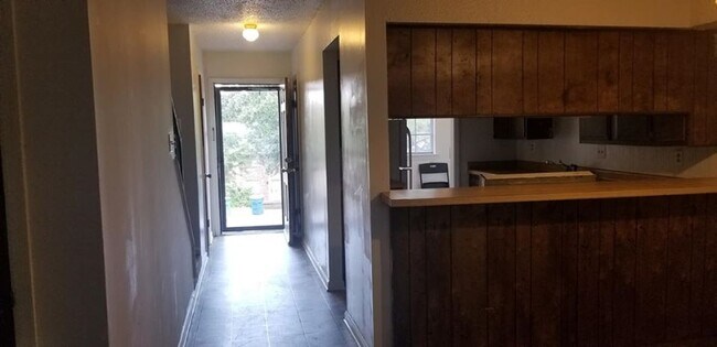Building Photo - 1712 Sanford Dr