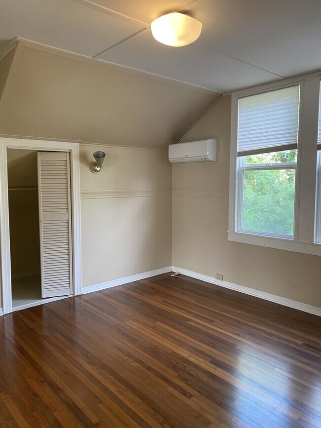 Building Photo - w2152k