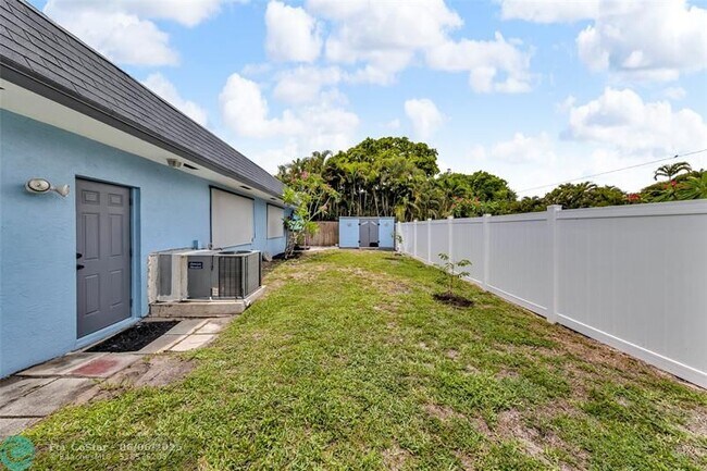 Building Photo - 1398 NW 14th Ct