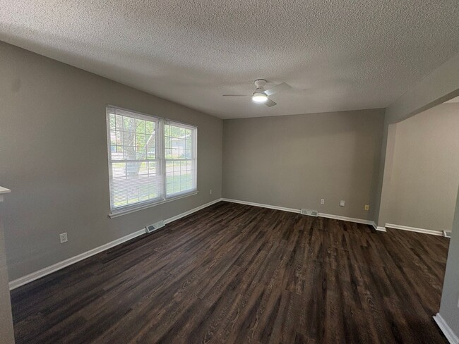 Building Photo - 3 Bedroom 2 Bathroom Available Now! Blue Springs, MO!!