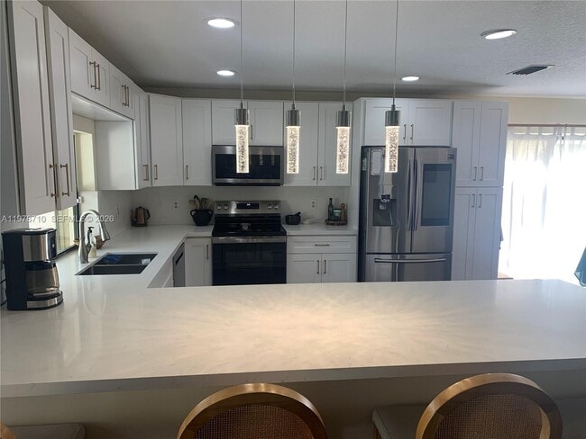 Building Photo - 2925 E Aviary Dr