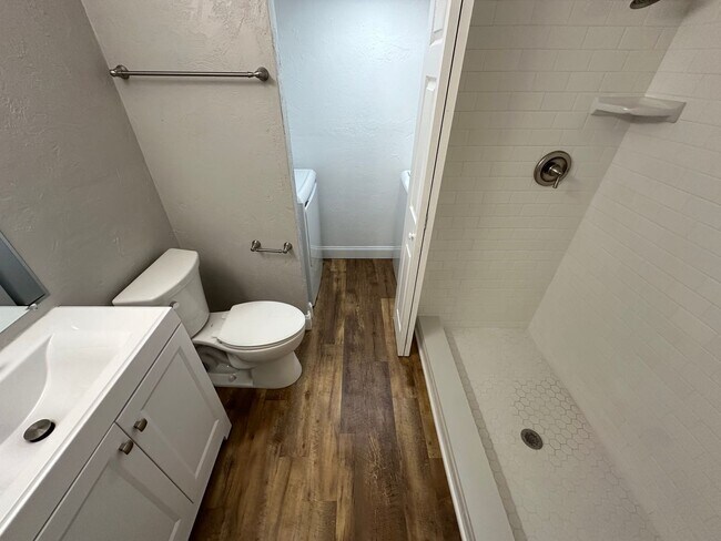 Building Photo - $1600-$2000 P.M