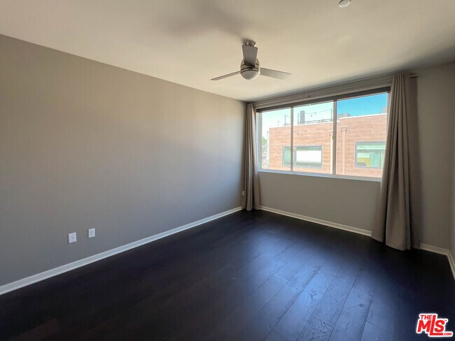 Building Photo - 2926 Rowena Ave