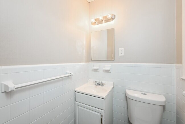 Building Photo - 3135 Robin Rd