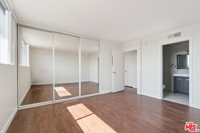 Building Photo - 100 S Doheny Dr