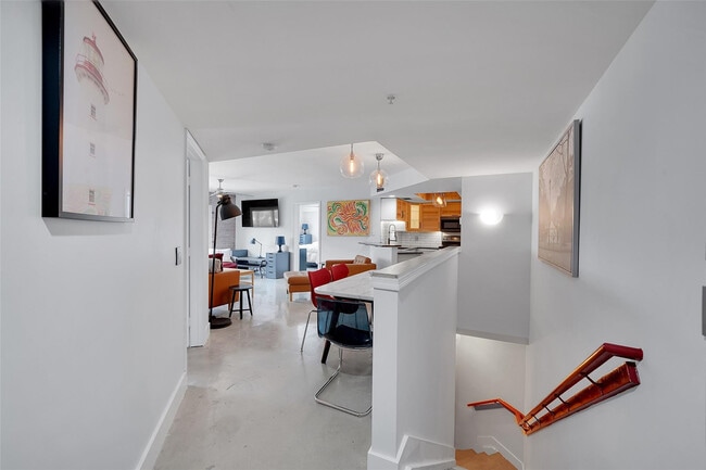 Building Photo - 2021 SE 10th Ave