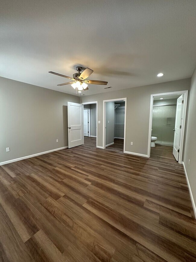 Building Photo - 1121-MF4-E