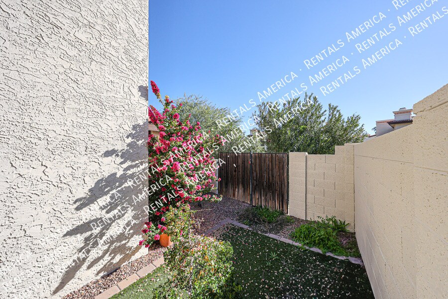 Building Photo - 8825 S 48th St