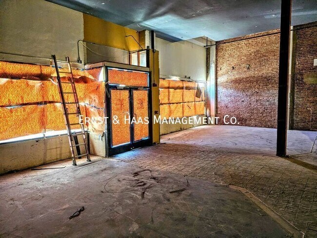 Building Photo - 800 S Pacific Ave