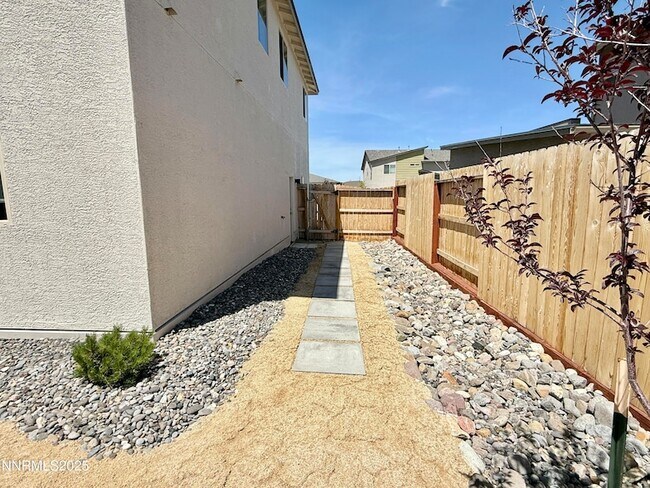 Building Photo - 556 Vaquero Ct